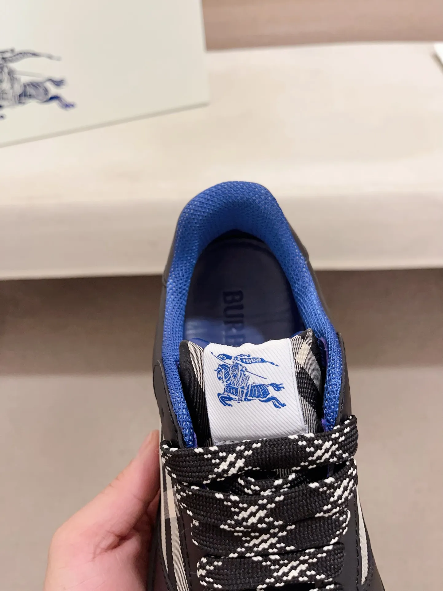 Men's shoes💰: 620💰Top version🥳◾️▫️The new Burberry men's classic low-top sneakers are reinterpreted with Vintage retro plaid cotton material and calfskin, decorated with a new brand logo. First-layer cowhide lining, embossed Burberry logo on the heel, and original TPU outsole! Code number: 38-45. Women's sizes and 46 can be customized.
